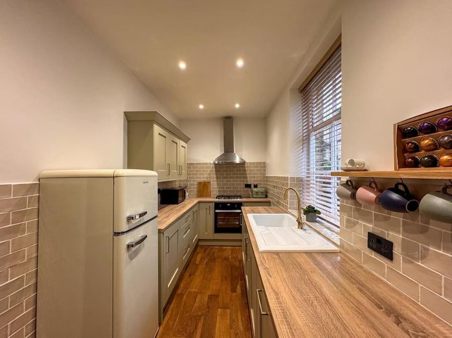 Beautiful, Relaxing Home In Central Saltaire Exterior photo